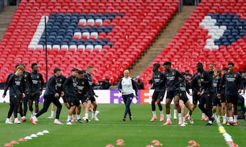 El preparador físico del Real Madrid, Antonio Pintus, en medio de los jugadores durante la sesión de entrenamiento