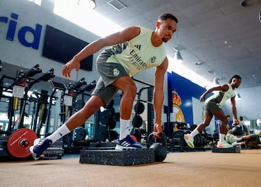 Trent Alesander Arnold durante el entrenamiento en el gimnasio. 