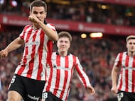 BILBAO, 01/02/2026.- El centrocampista del Athletic Club, Iñigo Ruiz de Galarreta, celebra el primer gol del equipo bilbaino durante el encuentro correspondiente a la jornada 22 que Athletic Club y Real Sociedad disputan hoy domingo en el estadio de San Mamés, en Bilbao. EFE / Luis Tejido.