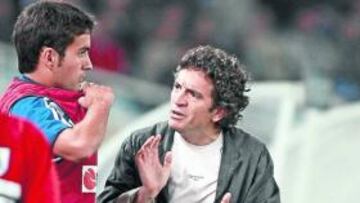 <b>INSTRUCCIONES. </b>Lillo habla con un jugador antes del cambio.
