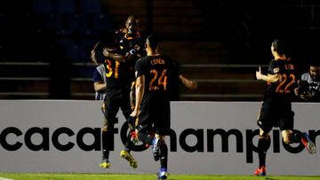 GU2001. CIUDAD DE GUATEMALA (GUATEMALA), 19/02/2019.- El jugador del Dynamo de Houston de Estados Unidos Damarcus Beasley (c) celebra su anotación ante el Guastatoya de Guatemala, en un partido de la Liga de Campeones de la Concacaf disputado hoy, martes 19 de febrero de 2019, en el Estadio Doroteo Guamuch de Ciudad de Guatemala. EFE/Esteban Biba