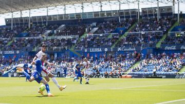 Borja Mayoral trata de rematar ante la presencia de Catena.