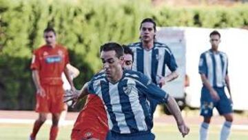 Nacho es perseguido por un jugador del Recreativo bajo la atenta mirada de Miguel Ángel.