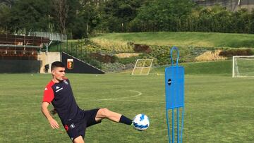 Johan Vásquez en un entrenamiento con el Genoa de Italia.