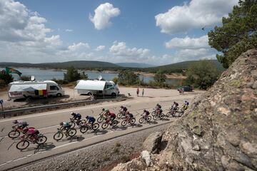 Fotografía del pelotón, durante la 11ª etapa de la Vuelta Ciclista a España 2023, entre Lerma y la Laguna Negra de Vinuesa (Castilla y León).