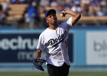 La estrella francesa es todavía joven, pero está llamado a ser uno de los futbolistas más mediáticos de la historia. En la imagen, realizando el saque de honor antes de un encuentro de la MLB entre los Chicago Cubs y Los Angeles Dodgers. 