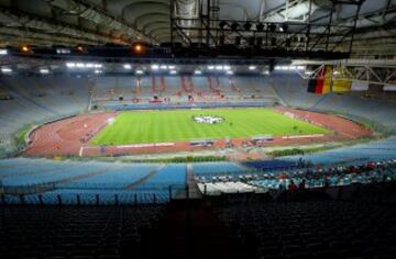 El Olímpico de Roma no presentaba aficionados en sus gradas, salvo unos pocos elegidos. Una sanción de la UEFA cerró el campo para varios encuentros...