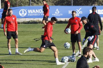 Bromas y buen ambiente en el entrenamiento del Atleti