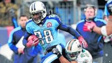 <b>IMPLACABLE. </b>Johnson es veloz incluso cargando con un defensa.