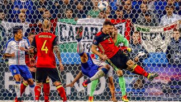 Football Soccer - Belgium v Italy - EURO 2016 - Group E - Stade de Lyon, Lyon, France - 13/6/16
 Italy&#039;s Graziano Pelle in action with Belgium&#039;s Thomas Vermaelen
 REUTERS/Kai Pfaffenbach
 Livepic