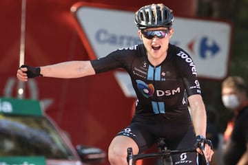 La joven perla australiana Michael Storer, de 24 a?os, celebra su victoria en el Balc¨®n de Alicante, con 21 segundos de ventaja sobre Carlos Verona.