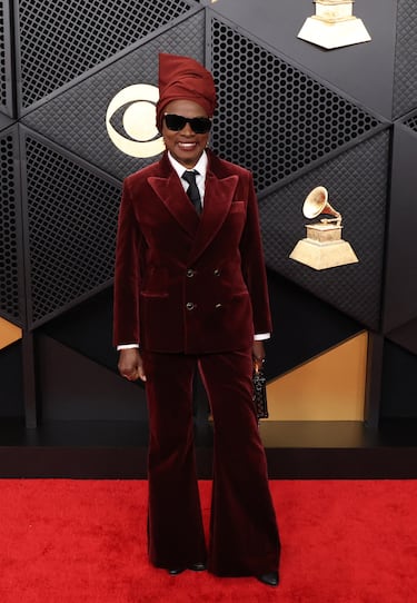 Angelique Kidjo posa en la alfombra roja.