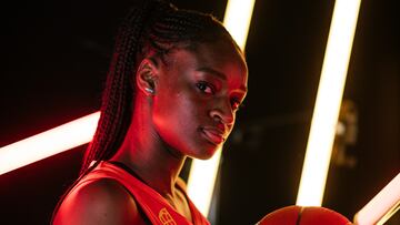 Lola Pendande, pívot de la Selección durante las fotos oficiales de FIBA para el Eurobasket.