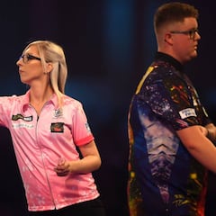 Fallon Sherrock lanza un dardo por las mujeres en el Mundial