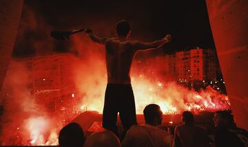 Di Mar¨ªa celebra junto a los aficionados del PSG la victoria en Champions League frente a al Borussia de Dortmund.
