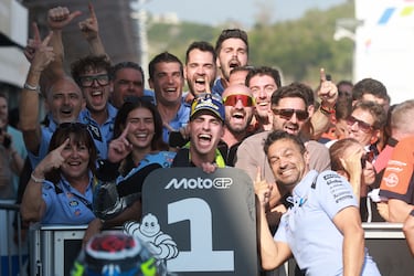 Fermín Aldeguer celebra con su equipo, el Gresini Racing, el primer triunfo del murciano en la categoría reina.