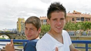 <b>FAMILIA DE FUTBOLISTAS. </b>Dani Aquino, a la derecha, con su hermano Matías, de once años, del que dice que es el bueno de la familia.