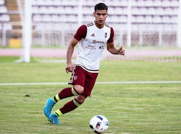 Juega de centrocampista y su equipo actual es el DC United.