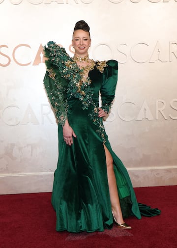 Laura Blount posa en la alfombra roja del Dolby Theatre.