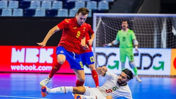 Charraoui corta un balón a Daniel.