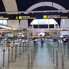 Aena plantea facturar el equipaje de mano o prohibir la entrada a los acompañantes de los viajeros