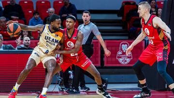 ZARAGOZA, 01/12/2023.- El base cubano del UCAM Murcia Howard Sant Roos (i) intenta superar a Thad McFadden (c) y Tomasz Gielo, ambos del Casademont Zaragoza, durante el partido de la Liga Endesa de baloncesto que se disputa este sábado en Zaragoza. EFE/ Javier Belver
