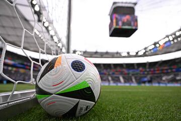 El balón oficial de la Euro 2024 en el Frankfurt Arena.