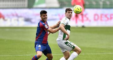 Lucas Boyé protege el balón ante Rober Pier./Getty