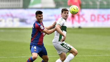 Lucas Boyé protege el balón ante Rober Pier.