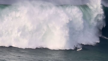Wipeout de Luiz Henrique Da Silva en una ola gigante en Praia do Norte, Nazar¨¦ (Portugal), en noviembre del 2023.