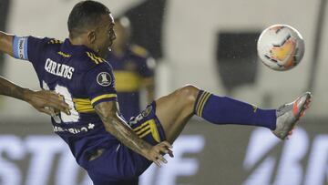 Argentina's Boca Juniors Carlos Tevez tries to control the ball during the Copa Libertadores semifinal football match against Brazil's Santos at the Vila Belmiro stadium in Santos, Brazil, on January 13, 2021. (Photo by Andre Penner / POOL / AFP)