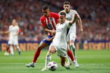 Lucas Vázquez protege un balón ante Samuel Lino.