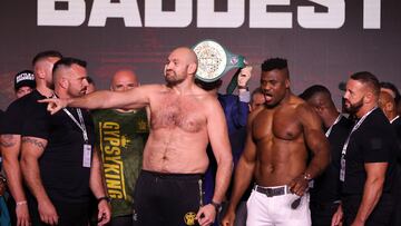 Tyson Fury y Francis Ngannou, durante el pesaje.