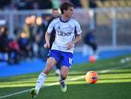 Como's Attacking Midfielder Nico Paz (10 Como 1907) in action during the Serie A Enilive soccer matchday 17 between US Lecce and Como 1907 at the Via del Mare Stadium in Lecce, Italy, Saturday, December 27, 2025. (Credit Image: © Giovanni Evangelista/LaPresse)