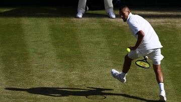 Nick Kyrgios devuelve una bola con un 'gran willy' ante Rafael Nadal durante su partido de WImbledon 2019.