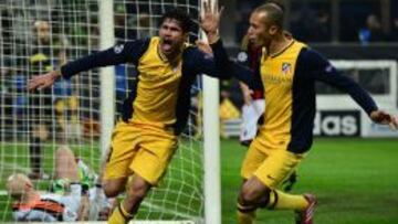 Diego Costa celebra el tanto que marcó en Milán al equipo rossoneri ante su público. Enmudeció San Siro.