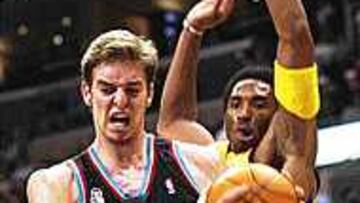 El MEJOR Y EL MEJOR. Gasol, el mejor novato, ante Bryant: el mejor.