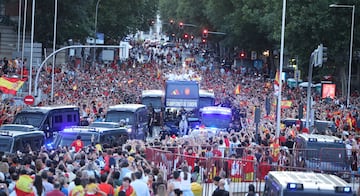 Los jugadores de la selección española celebran con los miles de aficionados que invaden las calles de Madrid el título de campeones de Europa.