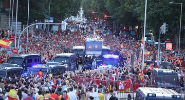 Los jugadores de la selección española celebran con los miles de aficionados que invaden las calles de Madrid el título de campeones de Europa.