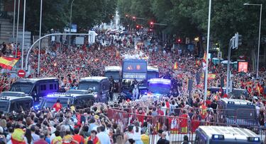 Los jugadores de la selección española celebran con los miles de aficionados que invaden las calles de Madrid el título de campeones de Europa.