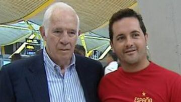 El ex seleccionador nacional de f&uacute;tbol Luis Aragon&eacute;s se fotograf&iacute;a con un aficionado en el aeropuerto de Madrid-Barajas momentos antes de viajar a Kiev donde hoy, 1 de julio de 2012, Espa&ntilde;a e Italia disputar&aacute;n la final de la Eurocopa.