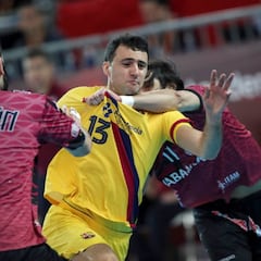 El Barça destroza a Ademar y espera al Benidorm en la final