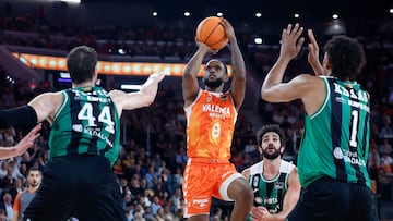 VALENCIA, 26/10/2025.- El jugador del Joventut de Badalona Ante Tomic, y el jugador del Valencia Basket Jean Montero, durante el partido de la jornada 4 de la Liga Endesa, disputado este domingo en el pabellón Roig Arena de Valencia. EFE/Miguel Ángel Polo.