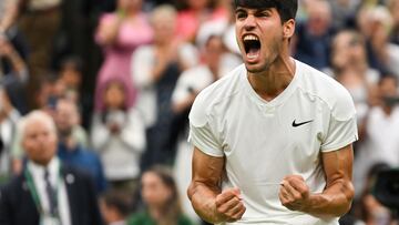 Carlos Alcaraz celebra su triunfo contra Frances Tiafoe en Wimbledon.