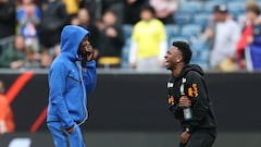 Camavinga y Vini dejando la rivalidad en la cancha