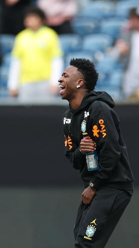 Camavinga y Vini dejando la rivalidad en la cancha