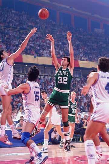 Jugó en los Boston Celtics (1980-1993). Ganó tres anillos de la NBA y quedó finalista en otras dos ocasiones. Fue elegido en el Mejor Quinteto de la NBA en 1987 y participó siete veces en el All Star.