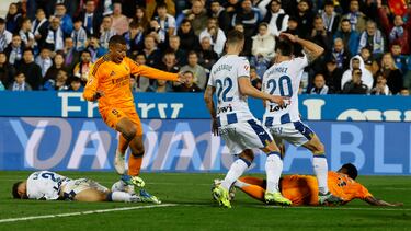 Los jugadores del Leganés defienden a Mbappé y Vinicius en una jugada.
