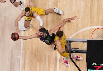 Kravish trata de agarrar el balón.