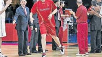 <b>DE CAMPEÓN A CAMPEÓN. </b>El Real Madrid, que conquistó la Copa ULEB, hizo pasillo al Akasvayu Girona, vencedor de la Copa FIBA.